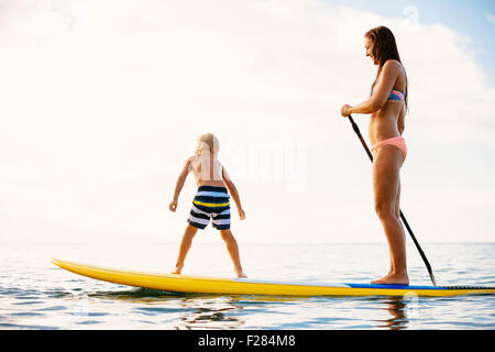 Mutter und Sohn Stand Up Paddeln zusammen Spaß im Ozean Stockfoto