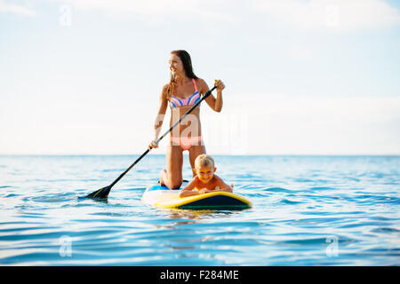 Mutter und Sohn Stand Up Paddeln zusammen Spaß im Ozean Stockfoto