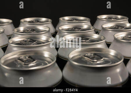 Gruppe von Getränkedosen aus Aluminium Stockfoto