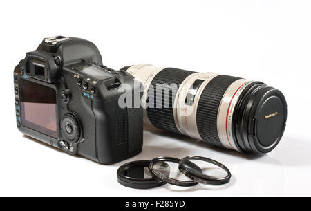 Digitale SLR-Kamera, die isoliert auf weißem Hintergrund Stockfoto