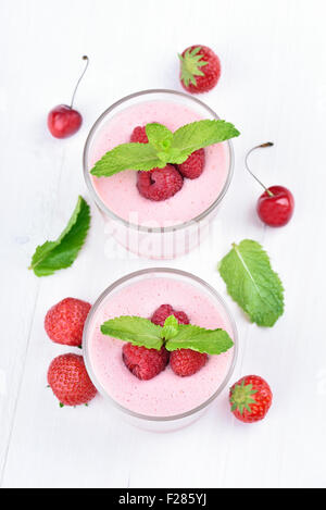 Frischen Beeren-Smoothies auf weißen Tisch, Ansicht von oben Stockfoto