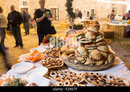 La Faraona Bauernhof, Italien. 12. Sep, 2015. Brötchen und Brotscheiben gefüllt mit traditionellen Speisen (Figue, Käse, Salat und Schinken) für das Festival Vendemmia Credit: Francesco Gustincich/Alamy Live News Stockfoto