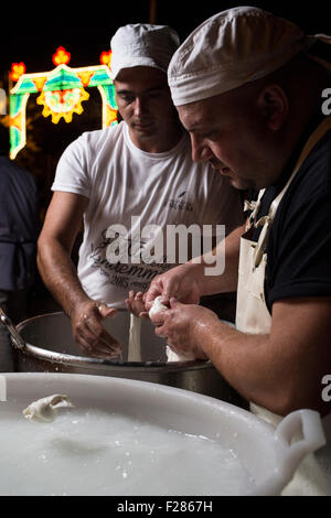 La Faraona Bauernhof, Italien. 12. Sep, 2015. Mozzarella-Hersteller auf dem Vendemmia Festival Credit: Francesco Gustincich/Alamy Live News Stockfoto