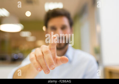Kaufmann im Büro mit interaktiven Bildschirm Stockfoto