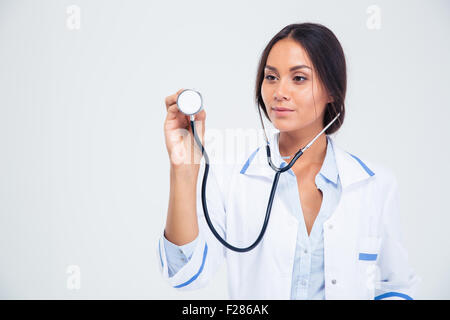 Porträt von einer Ärztin mit Stethoskop isoliert auf weißem Hintergrund Stockfoto