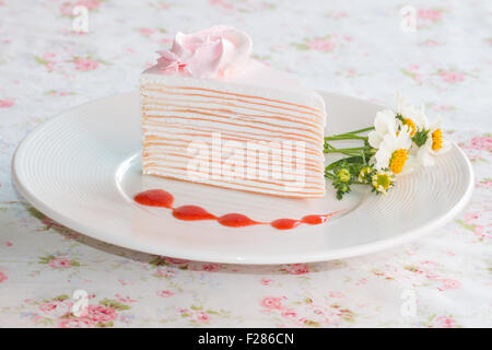 Crêpe-Torte mit Erdbeer-Sauce auf Teller Stockfoto