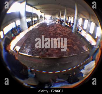 Brüssel. 13. Sep, 2015. Ein Foto mit Fish-Eye-Objektiv am 13. September 2015 zeigt eine riesige Schokolade in einer Schokoladenfabrik in Tongeren, Belgien. Die Fabrik produzierte Schokolade, 21 Meter lang, 5 Meter in der Breite und 1000 kg Gewicht und legte es auf Anzeige am Sonntag, im Rahmen des belgischen Heritage Days. Bildnachweis: Gong Bing/Xinhua/Alamy Live-Nachrichten Stockfoto