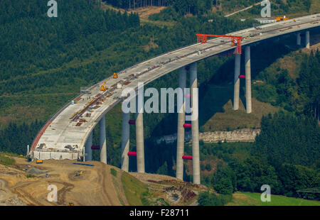 Straßenbau zwischen Meschede und Autobahn Brücke A46 Nuttlar in Richtung Olsberg, Sauerland, Nordrhein-Westfalen Stockfoto