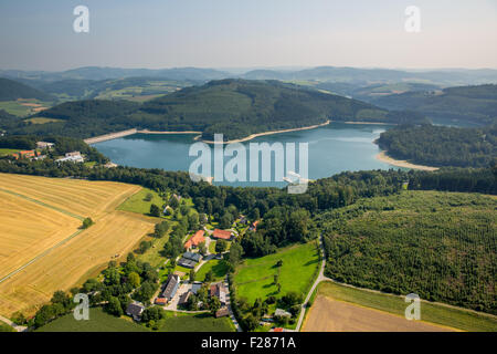 Reservoir der Henne, Hennesee, Sandstrand und Staumauern, Meschede, Sauerland, Nordrhein-Westfalen, Deutschland Stockfoto