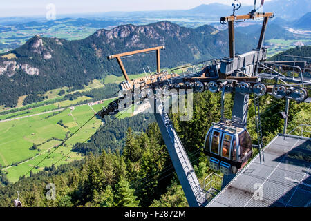 Breitenbergbahn-Gondelbahn und Seilbahn auf Breitenberg Berg in Tannheim-Bereich, Bayerische Alpen, Bayern, Deutschland Stockfoto