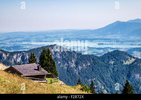 Breitenberg Berg in Tannheim Angebot, Bayern, Deutschland. Haus mit Landschaftsansicht der Berge & Seen in Bayerische Alpen Stockfoto