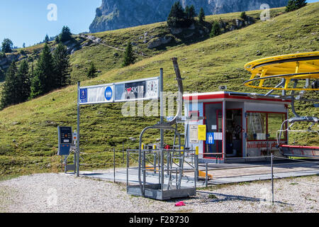 Hochalpbahn Skilift Abfahrtsort in Bayern, Deutschland. Blick vom Breitenberg Mountain in Tannheim-Bereich, Bayerische Alpen Stockfoto