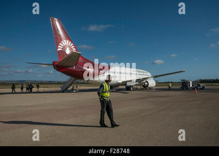 Flugzeuge, Boeing 737-300, Air Madagascar, auf dem Rollfeld des Flughafens mit Sicherheitspersonal, Provinz Toliara, Tulear Stockfoto