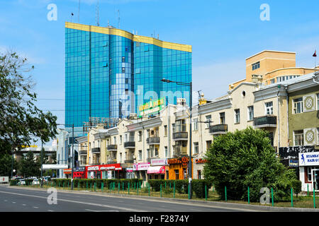 Stadtbild, Baga Toiruu Straße mit dem Bau der City Bank Ulaanbaatar, Ulan Bator, Mongolei Stockfoto