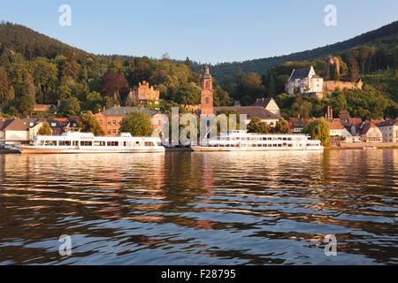 Mildenburg und Pfarrei Kirche von St. James, Ausflugsschiffe auf dem Main, Miltenberg, untere Franken, Bayern, Deutschland Stockfoto