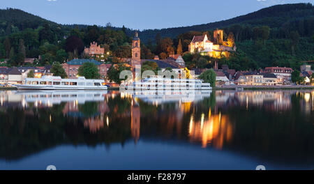 Mildenburg und Pfarrei Kirche von St. James, Ausflugsschiffe auf dem Main, Miltenberg, untere Franken, Bayern, Deutschland Stockfoto