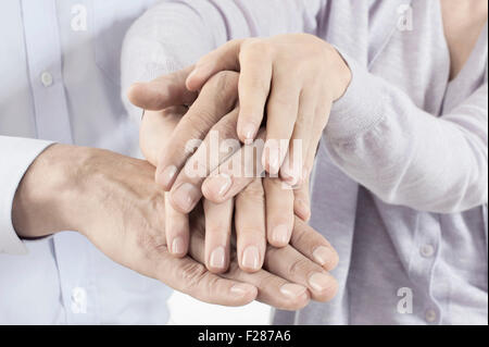 Mittelteil Blick auf Frau hält Man die Hand, Bayern, Deutschland Stockfoto
