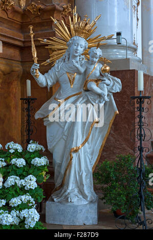 Skulptur der Madonna mit dem Jesuskind im Barock Marienmünster, Dießen, Oberbayern, Deutschland Stockfoto