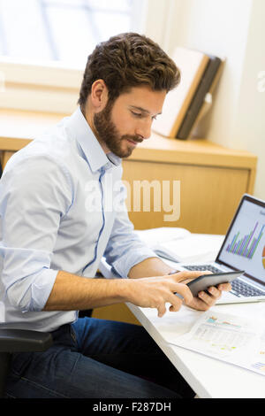 Junge bärtige Geschäftsmann im Büro Beratung Tablet-Computer. Stockfoto