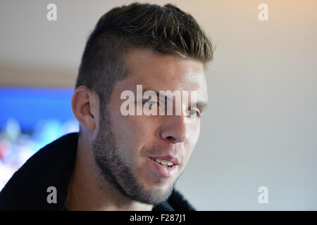 Prag, Tschechische Republik. 13. Sep, 2015. Tschechischer Tennisspieler Jiri Vesely trifft sich mit Journalisten vor der Abfahrt vor dem Davis Cup World Group Playoff gegen Indien in New Delhi Flughafen Vaclav Havel in Prag, Tschechische Republik, am 13. September 2015. © Michal Dolezal/CTK Foto/Alamy Live-Nachrichten Stockfoto