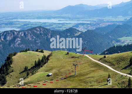 Blick vom Breitenberg Berg in Tannheim Bereich Landschaft, Skilift Berge Seen in Bayern, Deutschland Stockfoto