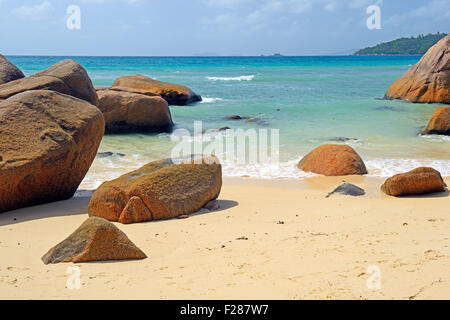 Strand und Granit Felsen der Anse Boudin, Insel Praslin, Seychellen Stockfoto