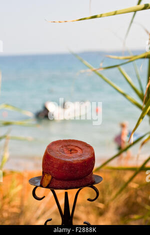 Rote Kerze direkt am Meer Stockfoto