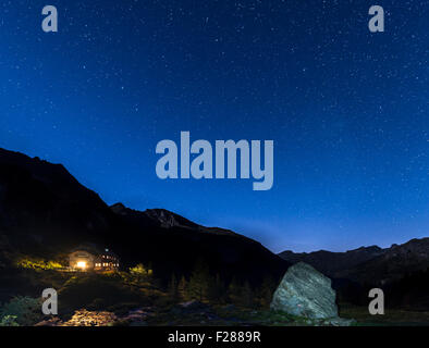 Sternenhimmel über Gollinghütte nachts, Rohrmoos-Untertal, Schladming Tauern, Alpen, Steiermark, Österreich Stockfoto