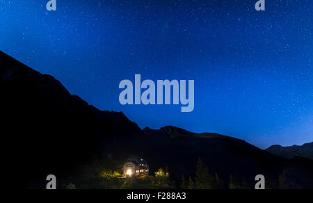 Sternenhimmel über Gollinghütte nachts, Rohrmoos-Untertal, Schladming Tauern, Alpen, Steiermark, Österreich Stockfoto