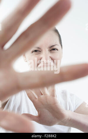 Reife Frau zeigt Stop-Schild und schreien, Bayern, Deutschland Stockfoto