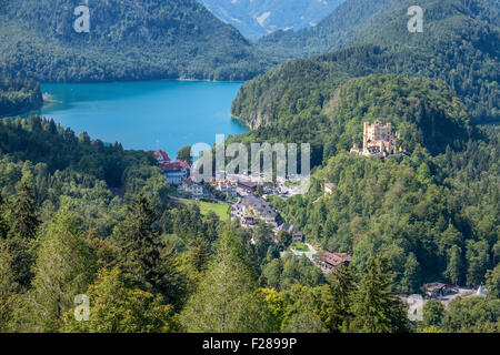 Bayerische Alpen, Hohenschwangaü Schloss und Dorf, Schwangau, Bayern, Deutschland. Landschaftsblick auf Berge und See Alpsee Stockfoto