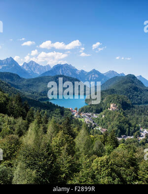 Bayerische Alpen, Hohenschwangaü Schloss und Dorf, Schwangau, Bayern, Deutschland. Landschaftsblick auf Berge und See Alpsee Stockfoto