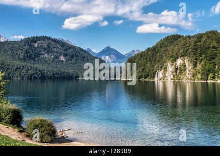 Bayerische Landschaft zu sehen, klares Wasser der Alpsee See, Berge und blauer Himmel - Hohenschwangaü Dorf, Schwangau, Bayern, Deutschland Stockfoto