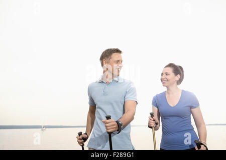 Reifen Sie paar Wandern am Seeufer, Bayern, Deutschland Stockfoto