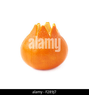Frische saftige Mandarine Frucht teilweise geschält gereinigt über dem weißen Hintergrund isoliert Stockfoto