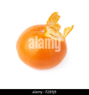 Frische saftige Mandarine Frucht teilweise geschält gereinigt über dem weißen Hintergrund isoliert Stockfoto