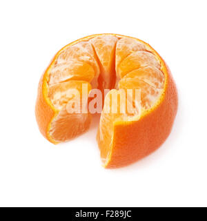 Frische saftige Mandarine Frucht teilweise geschält gereinigt über dem weißen Hintergrund isoliert Stockfoto