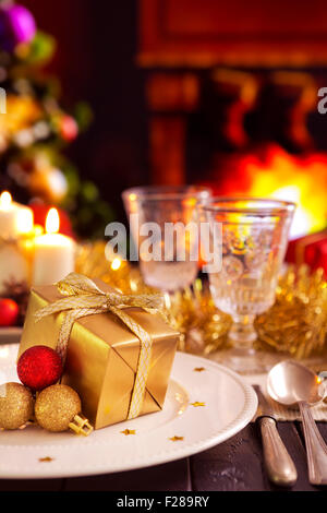 Weihnachten Tisch romantisch mit Kerzen und Weihnachtsschmuck. Brennt ein Feuer im Kamin und Christm Stockfoto