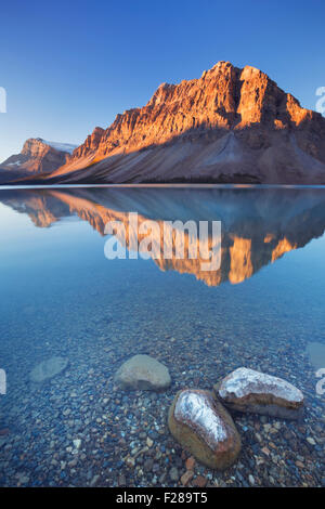 Bow Lake entlang des Icefields Parkway in Kanada. Bei Sonnenaufgang fotografiert. Stockfoto