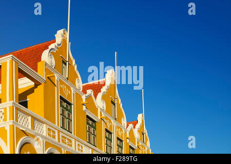 Detail eines monumentalen Gebäuden an der Waterfront von Willemstad, Curaçao auf den niederländischen Antillen. Stockfoto