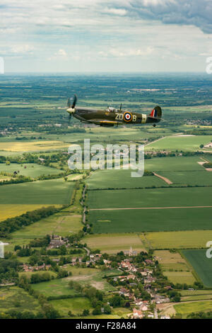 Supermarine Spitfire Mark IX MH434 ursprünglich von 222 Squadron Royal Air Force über die Cambridgeshire Landschaft fliegen. Stockfoto