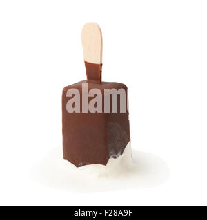 Schmelzende Schokolade bedeckt Vanille Eis bar auf einem Holzstab in einer Pfütze schmelzen Eis, Zusammensetzung, isoliert über das w Stockfoto
