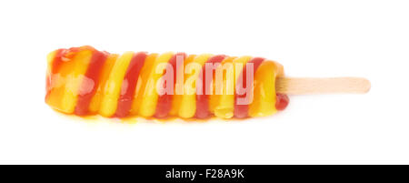 Bunte, verdrehte gefrorenes Obst Saft Eis pop Popsicle Snack auf einem Holzstab über dem weißen Hintergrund isoliert Stockfoto