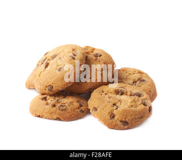 Haufen von runden Cookies mit Stücken von Schokolade über dem weißen Hintergrund isoliert Stockfoto