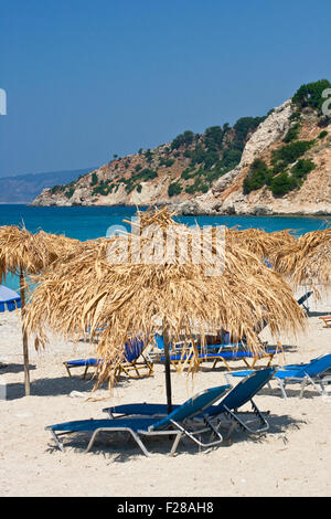 Strohgedeckten Dach auf Kefalonia Strand Stockfoto