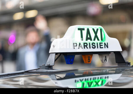 Lässige Geschäftsmann nehmen taxi Stockfoto