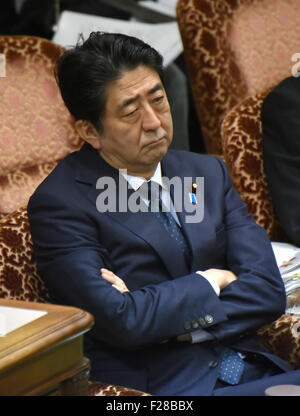 Tokio, Japan. 14. Sep, 2015. Der japanische Premierminister Shinzo Abe besuchen einen Diät Oberhaus Sonderausschuss diskutieren die staatlich geförderte Rechnungen im Zusammenhang mit der Staatssicherheit in Tokio am Montag, 14. September 2015. Die Regierung und der regierenden Liberal-Demokratischen Partei hatte sich ein Sonderausschuss treffen am 17. September und Vorlage der Rechnungen zu einer Plenarsitzung Oberhaus übergeben es in Recht am selben Tag die Sicherheitsgesetze zur Abstimmung ins vorgestellt. Bildnachweis: Natsuki Sakai/AFLO/Alamy Live-Nachrichten Stockfoto