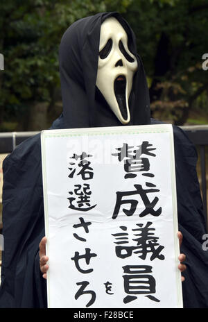 Tokio, Japan. 14. Sep, 2015. Während die staatlich geförderte Rechnungen im Zusammenhang mit Japans nationaler Sicherheit sind auf eine spezielle Oberhaus debattiert Ausschuss in der Ernährung, Tausende von Demonstranten gegen die Rechtsvorschriften außerhalb des Parlaments im Herzen der Hauptstadt Nationen zeigen. Die Regierung und der regierenden Liberal-Demokratischen Partei vorgestellt setzen die Sicherheitsgesetze zur Abstimmung in einem besonderen Ausschuss Sitzung am 17. September und Vorlage der Rechnungen zu einer Plenarsitzung Oberhaus es in Recht am selben Tag übergeben. Bildnachweis: Natsuki Sakai/AFLO/Alamy Live-Nachrichten Stockfoto