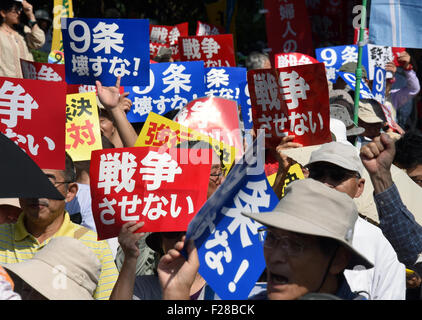 Tokio, Japan. 14. Sep, 2015. Während die staatlich geförderte Rechnungen im Zusammenhang mit Japans nationaler Sicherheit sind auf eine spezielle Oberhaus debattiert Ausschuss in der Ernährung, Tausende von Demonstranten gegen die Rechtsvorschriften außerhalb des Parlaments im Herzen der Hauptstadt Nationen zeigen. Die Regierung und der regierenden Liberal-Demokratischen Partei vorgestellt setzen die Sicherheitsgesetze zur Abstimmung in einem besonderen Ausschuss Sitzung am 17. September und Vorlage der Rechnungen zu einer Plenarsitzung Oberhaus es in Recht am selben Tag übergeben. Bildnachweis: Natsuki Sakai/AFLO/Alamy Live-Nachrichten Stockfoto