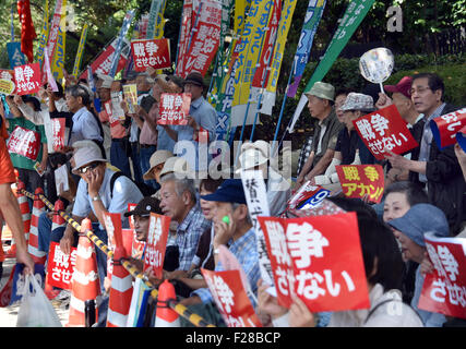 Tokio, Japan. 14. Sep, 2015. Während die staatlich geförderte Rechnungen im Zusammenhang mit Japans nationaler Sicherheit sind auf eine spezielle Oberhaus debattiert Ausschuss in der Ernährung, Tausende von Demonstranten gegen die Rechtsvorschriften außerhalb des Parlaments im Herzen der Hauptstadt Nationen zeigen. Die Regierung und der regierenden Liberal-Demokratischen Partei vorgestellt setzen die Sicherheitsgesetze zur Abstimmung in einem besonderen Ausschuss Sitzung am 17. September und Vorlage der Rechnungen zu einer Plenarsitzung Oberhaus es in Recht am selben Tag übergeben. Bildnachweis: Natsuki Sakai/AFLO/Alamy Live-Nachrichten Stockfoto